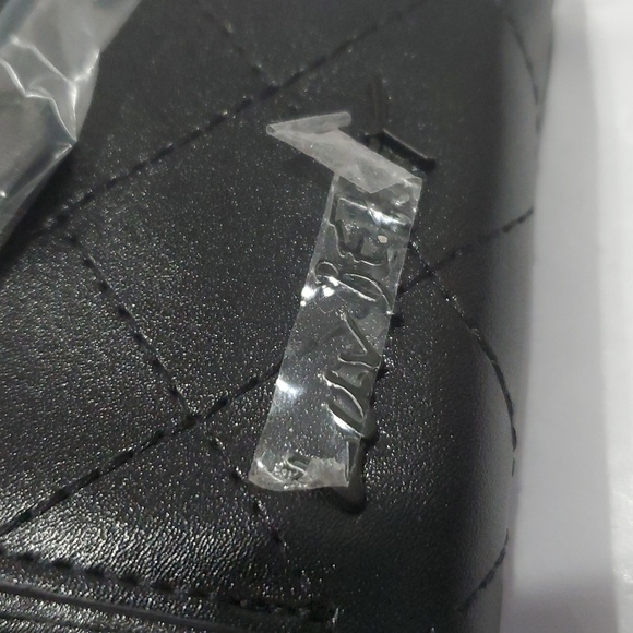 Betsey Johnson black quilted glitter trimmed fuzzy heart LBMoney bifold wallet - Picture 5 of 11